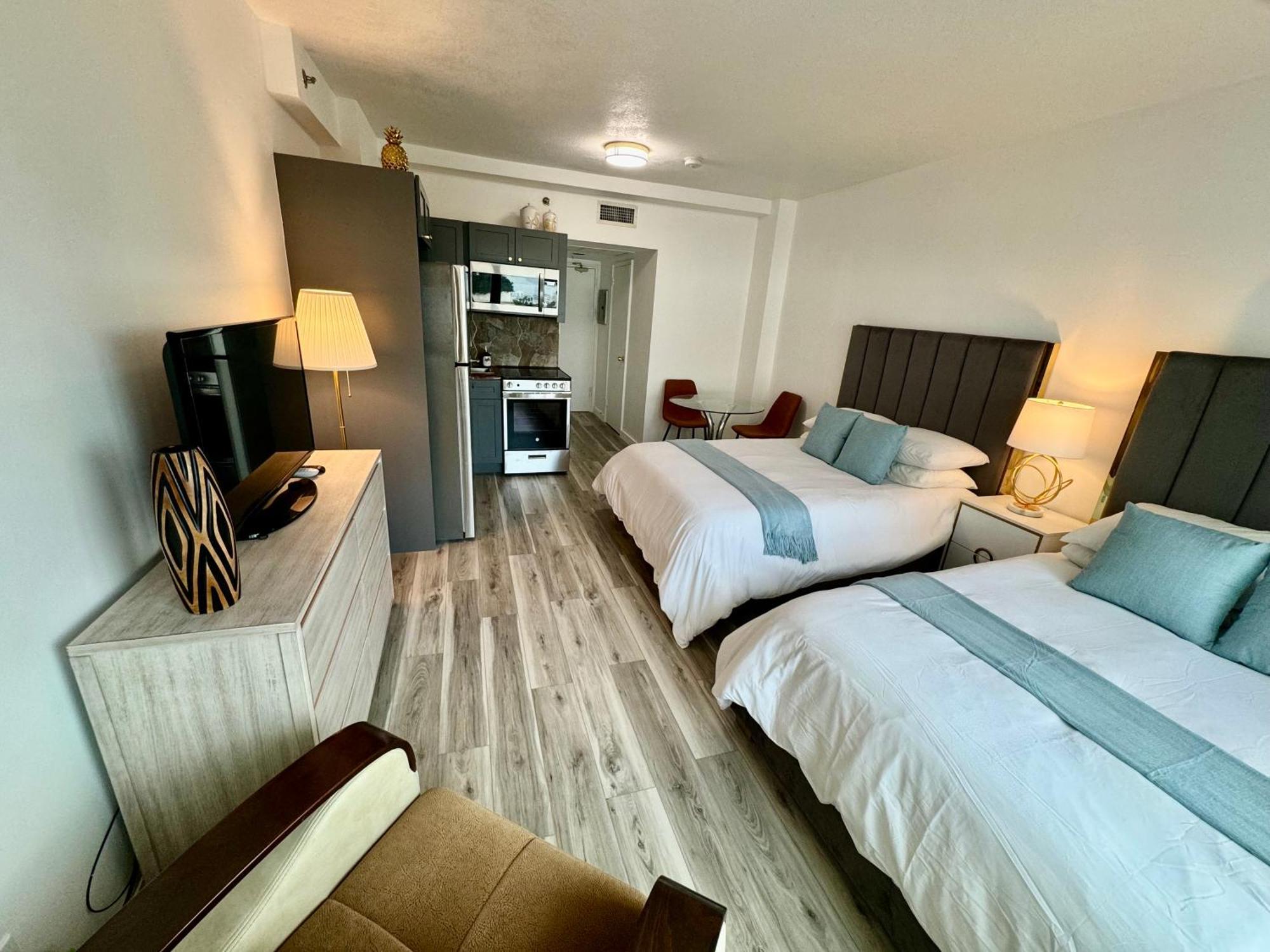 Directly On The Beach With Pool & Parking Маями Бийч Екстериор снимка