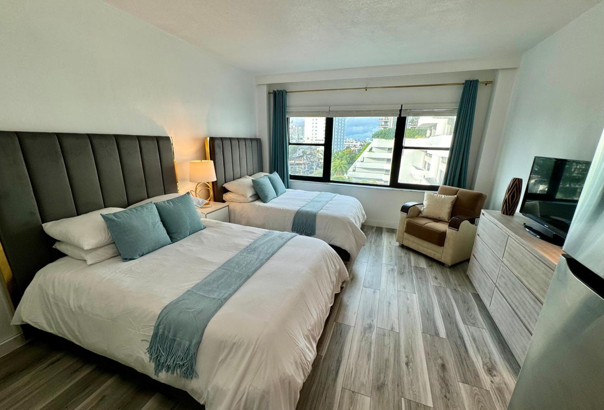 Directly On The Beach With Pool & Parking Маями Бийч Екстериор снимка