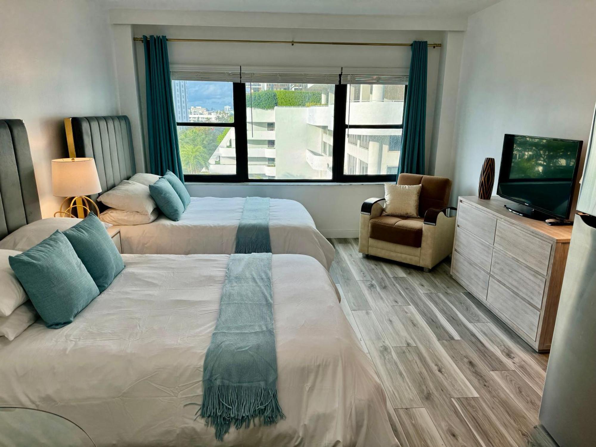 Directly On The Beach With Pool & Parking Маями Бийч Екстериор снимка