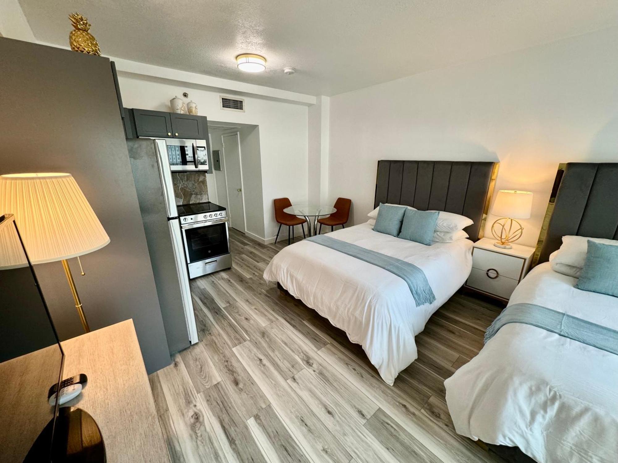 Directly On The Beach With Pool & Parking Маями Бийч Екстериор снимка