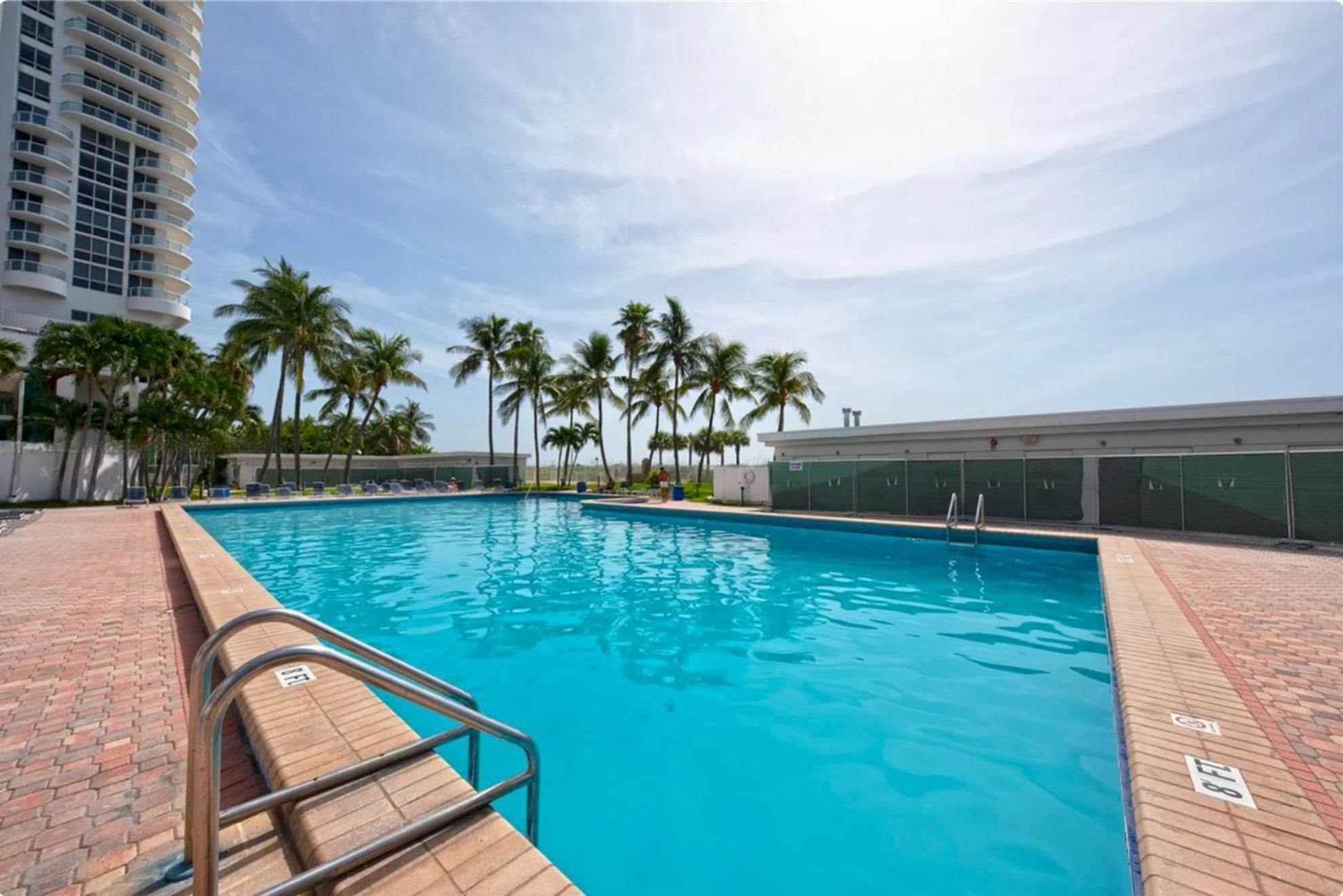 Directly On The Beach With Pool & Parking Маями Бийч Екстериор снимка