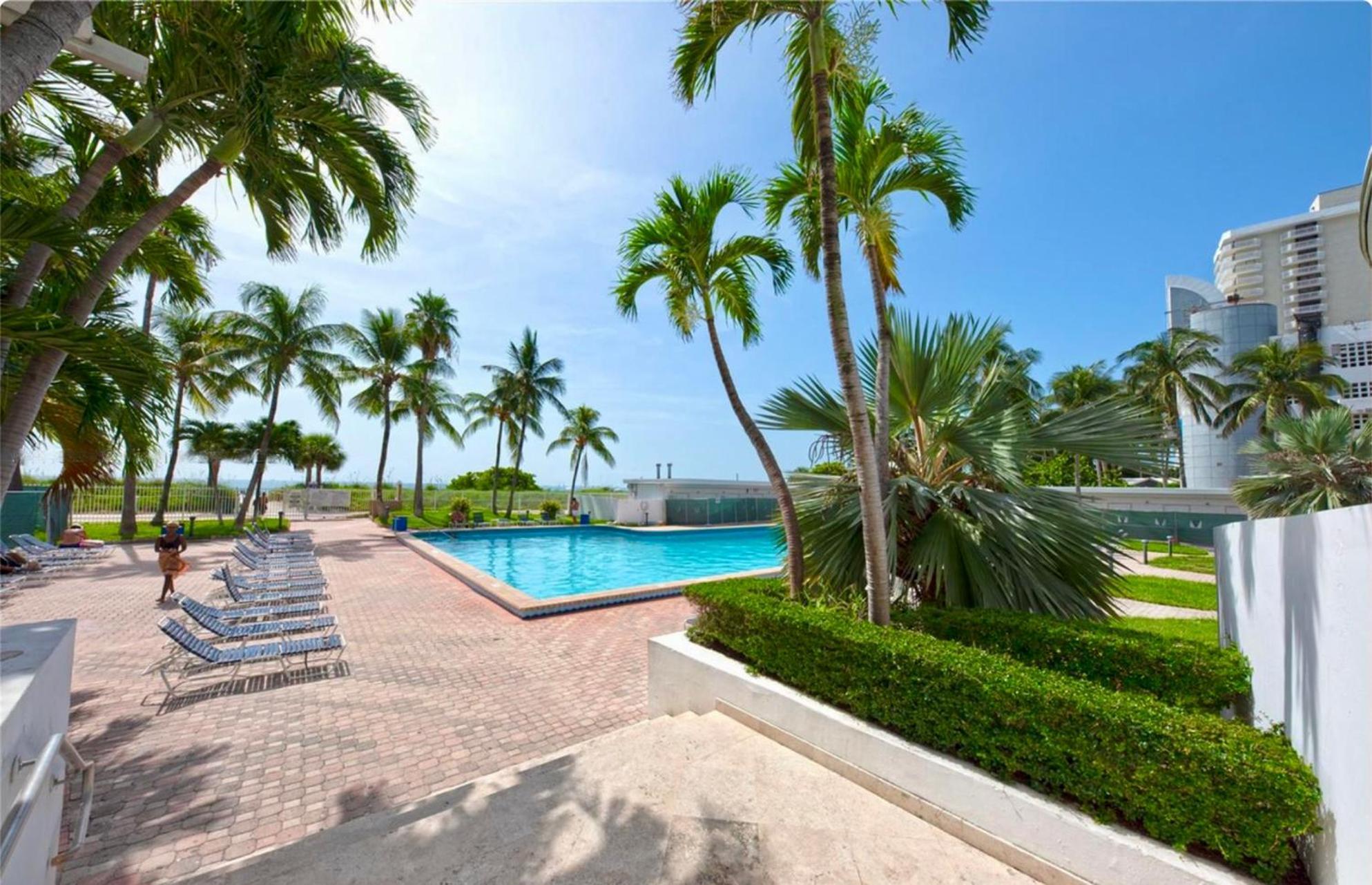 Directly On The Beach With Pool & Parking Маями Бийч Екстериор снимка